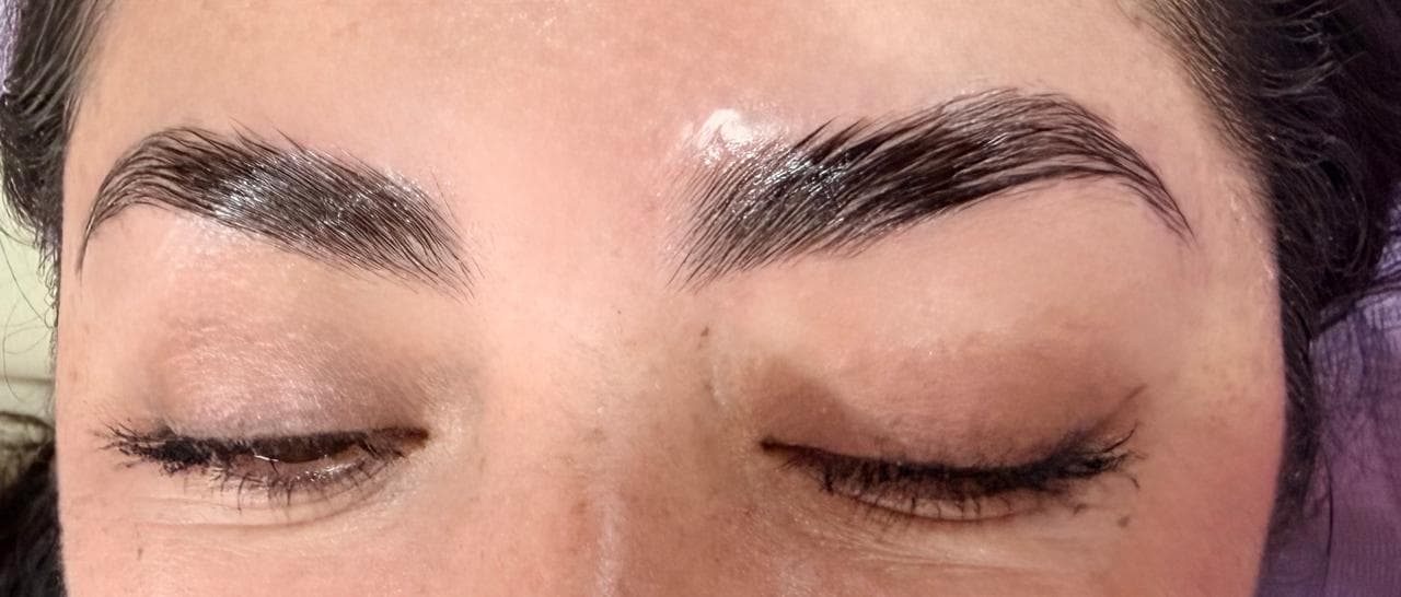 Cejas definidas con laminado en ambos ojos