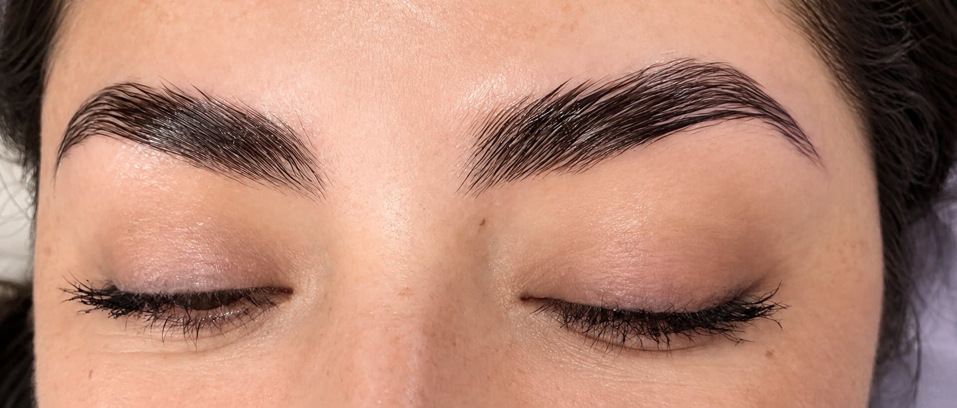 Mirada con pestañas levantadas y cejas laminadas, resultado de Studio_Jaz